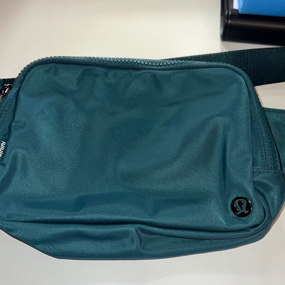 2L Lululemon belt bag